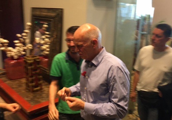 Εραναν τον Παπανδρέου με γαρύφαλλα και γαρδένιες στο Αγρίνιο! [εικόνες] | iefimerida.gr 3