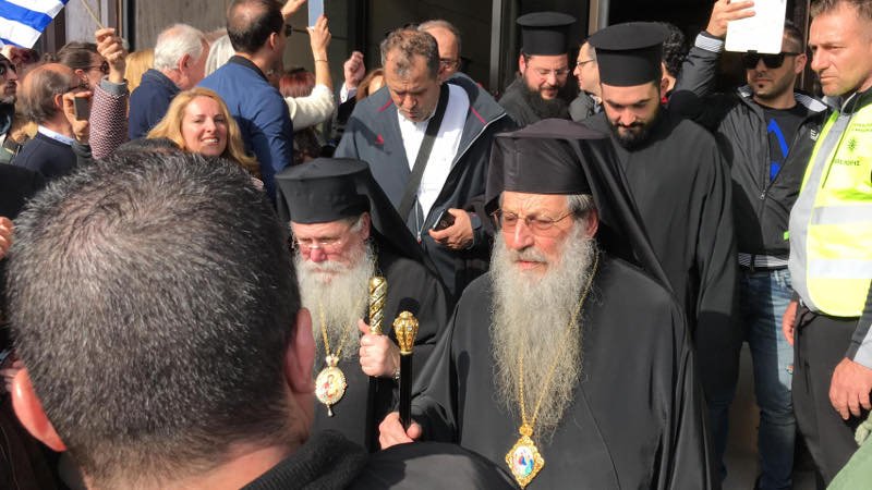 Στο συλλαλητήριο οι εκπρόσωποι της Ιεράς Συνόδου- Εγιναν δεκτοί με συνθήματα από τους διαδηλωτές [εικόνες & βίντεο] | iefimerida.gr 0