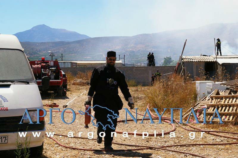 Ρασοφόρος πυροσβέστης: Ο μοναδικός ιερέας του Πυροσβεστικού Σώματος ρίχνεται στη μάχη με τη φωτιά [εικόνες]  | iefimerida.gr 0