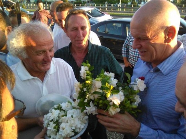 Εραναν τον Παπανδρέου με γαρύφαλλα και γαρδένιες στο Αγρίνιο! [εικόνες] | iefimerida.gr 1