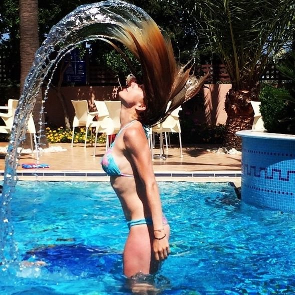 Η Ντορέττα Παπαδημητρίου κάνει βουτιές στην πισίνα και θυμίζει... γοργόνα [εικόνα] | iefimerida.gr 0