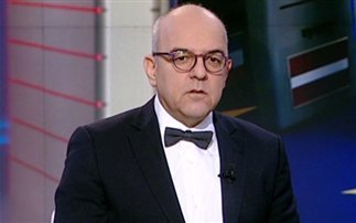 Το παπιγιόν του Μπάμπη Παπαδημητρίου έκανε την Κοσιώνη να νιώθει... Βαρουφάκης [εικόνες] | iefimerida.gr 2