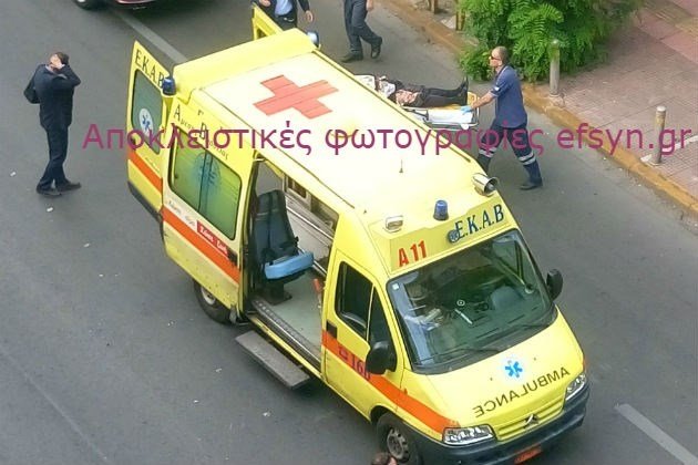 Σοκ: Η στιγμή που ο Λουκάς Παπαδήμος μεταφέρεται με ασθενοφόρο του ΕΚΑΒ [εικόνα] | iefimerida.gr 0