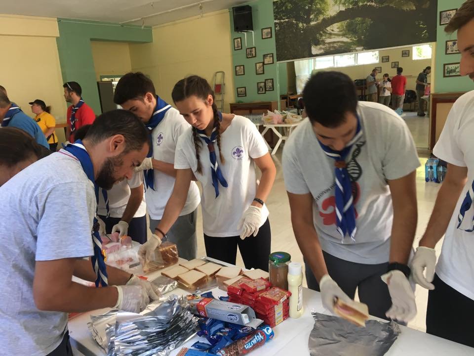 Πρόσκοποι φτιάχνουν σάντουιτς για τους πυροσβέστες που δίνουν μάχη με τις φλόγες [εικόνες]  | iefimerida.gr 3