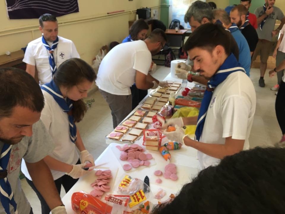 Πρόσκοποι φτιάχνουν σάντουιτς για τους πυροσβέστες που δίνουν μάχη με τις φλόγες [εικόνες]  | iefimerida.gr 0