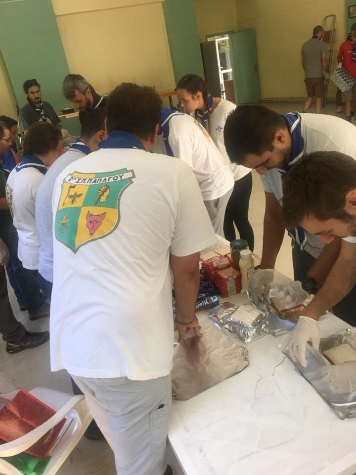 Πρόσκοποι φτιάχνουν σάντουιτς για τους πυροσβέστες που δίνουν μάχη με τις φλόγες [εικόνες]  | iefimerida.gr 4