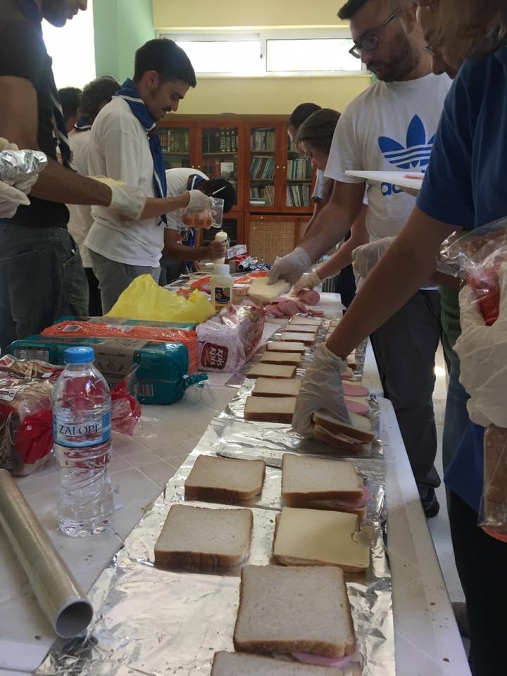 Πρόσκοποι φτιάχνουν σάντουιτς για τους πυροσβέστες που δίνουν μάχη με τις φλόγες [εικόνες]  | iefimerida.gr 2