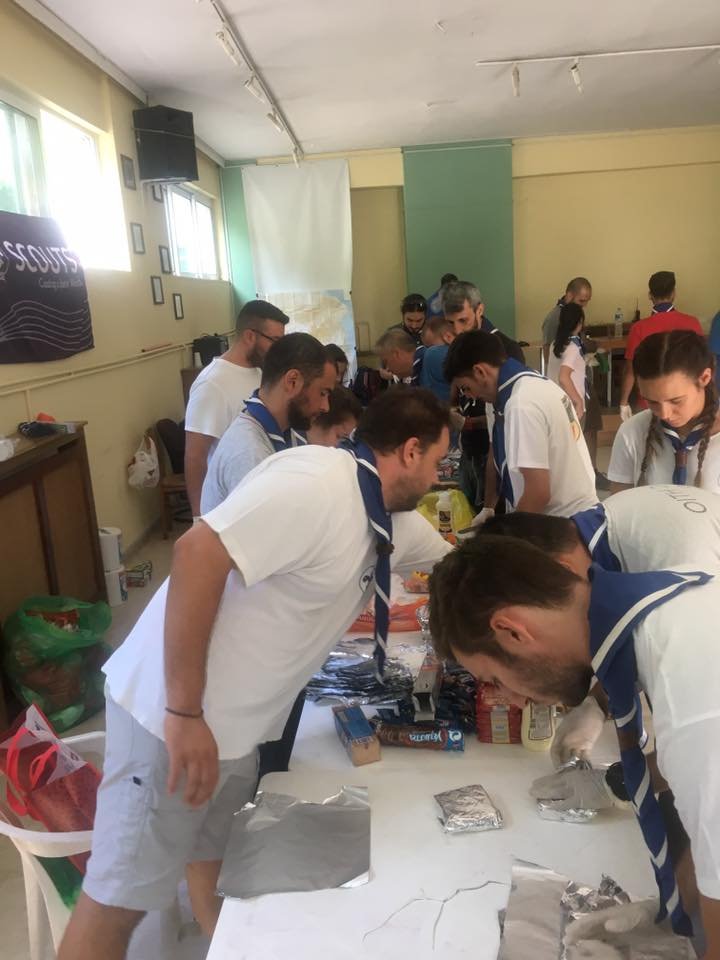 Πρόσκοποι φτιάχνουν σάντουιτς για τους πυροσβέστες που δίνουν μάχη με τις φλόγες [εικόνες]  | iefimerida.gr 5