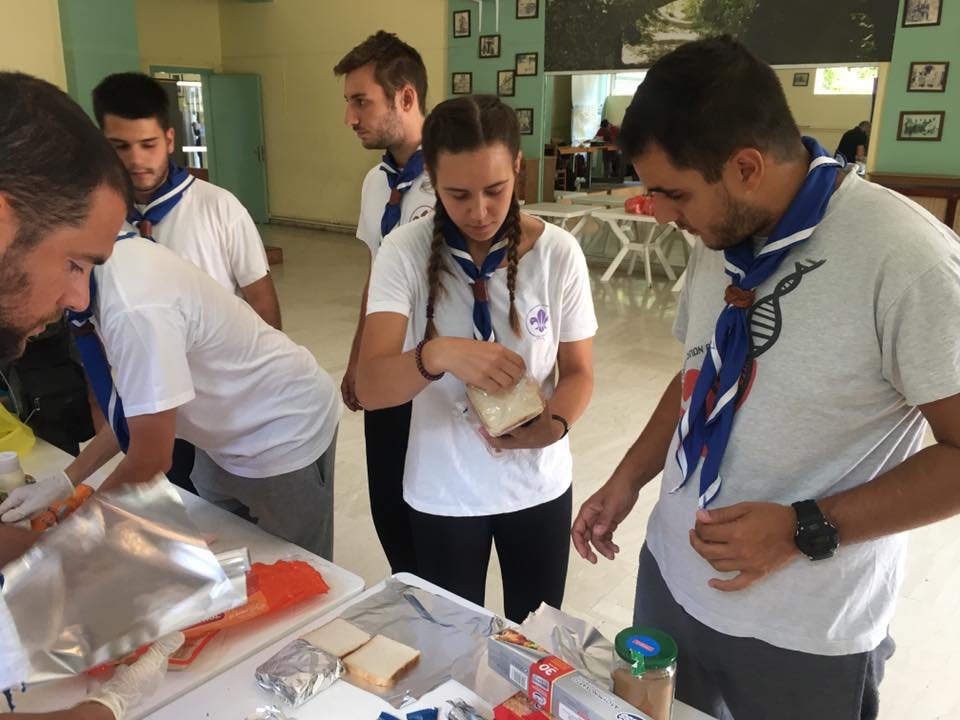 Πρόσκοποι φτιάχνουν σάντουιτς για τους πυροσβέστες που δίνουν μάχη με τις φλόγες [εικόνες]  | iefimerida.gr 1