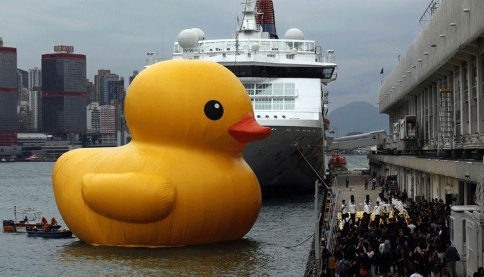 Πώς μια φωτογραφία με ένα φουσκωτό παπάκι γίνεται αιτία «πολέμου» για την κυβέρνηση της Κίνας [εικόνες] | iefimerida.gr 2