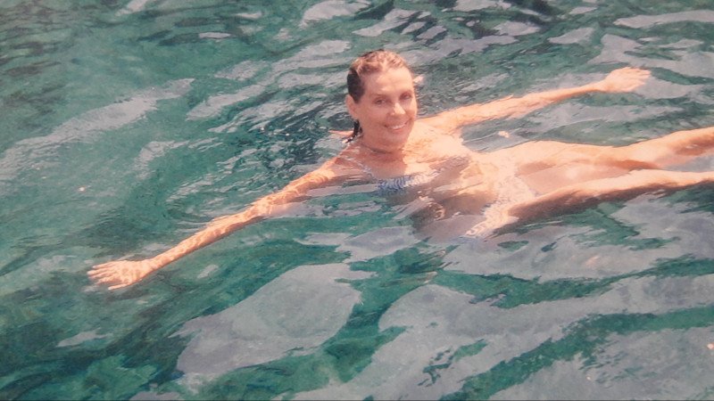 Και η Κατερίνα Παπακώστα της ΝΔ βγάζει selfie με μαγιό [εικόνες] | iefimerida.gr 0