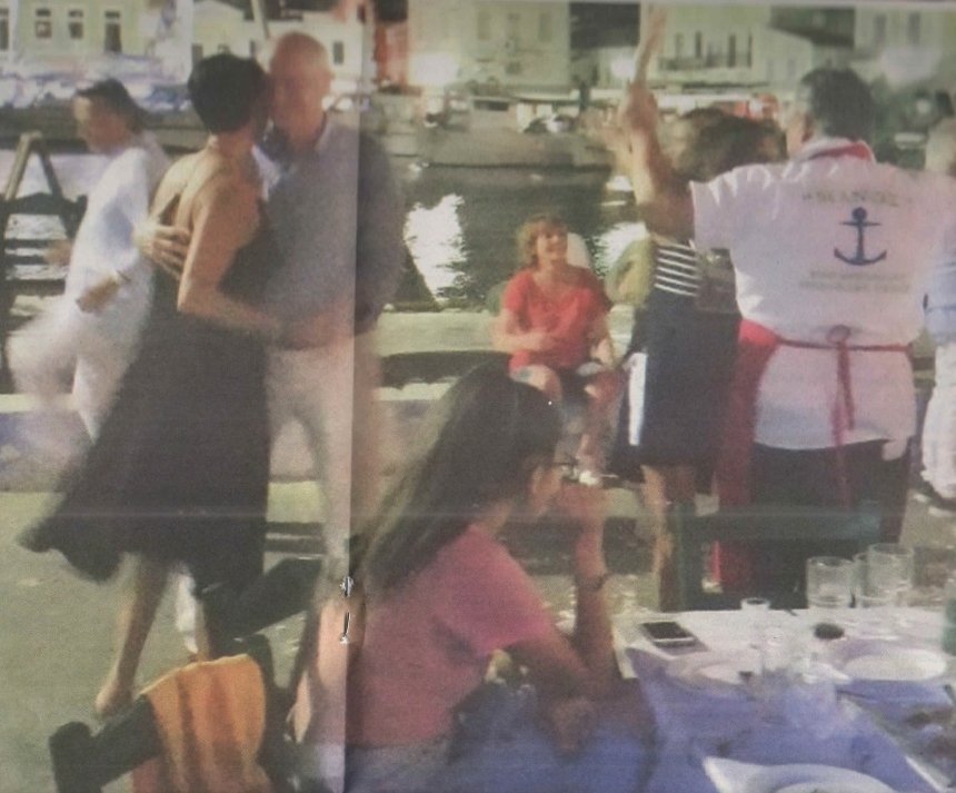 Μια αυθόρμητη στιγμή του ζευγαριού σε ταβέρνα στη Σύμη