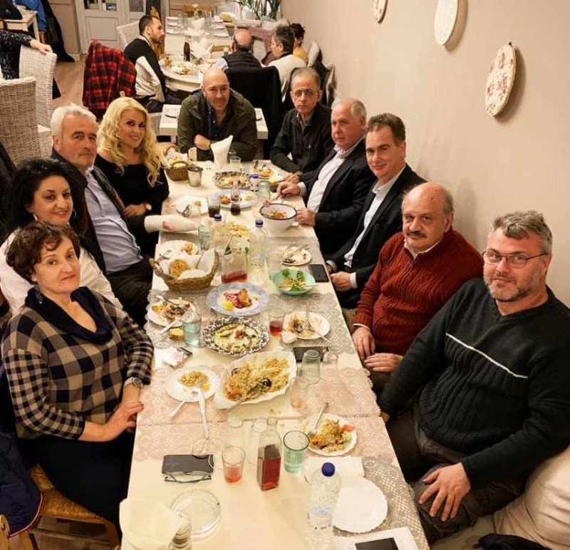 Ο Νίκος Παπανδρέου με πολιτικούς του φίλους και τους υποψηφίους βουλευτές του Κινήματος Αλλαγής στις Κυκλάδες- φωτογραφία cyclades24.gr