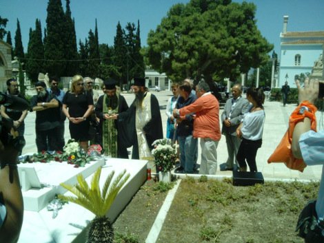 Η Δήμητρα Λιάνη και ελάχιστοι ακόμη άνθρωποι στο μνημόσυνο για τον Ανδρέα Παπανδρέου [εικόνες] | iefimerida.gr 1