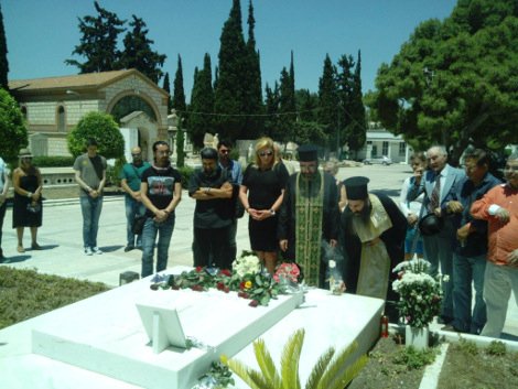 Η Δήμητρα Λιάνη και ελάχιστοι ακόμη άνθρωποι στο μνημόσυνο για τον Ανδρέα Παπανδρέου [εικόνες] | iefimerida.gr 2