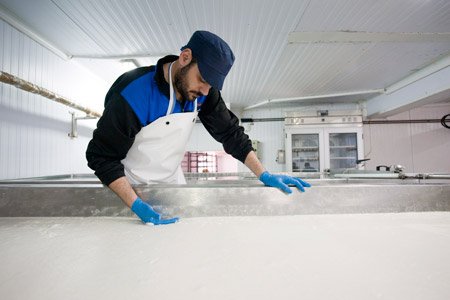 Ελληνες που αγνοούν την κρίση: Η περίπτωση του οικονομολόγου Παναγιώτη Παπανικολάου που έκανε τυροκομείο με βραβεία [εικόνες] | iefimerida.gr 1