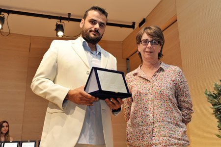 Ελληνες που αγνοούν την κρίση: Η περίπτωση του οικονομολόγου Παναγιώτη Παπανικολάου που έκανε τυροκομείο με βραβεία [εικόνες] | iefimerida.gr 4