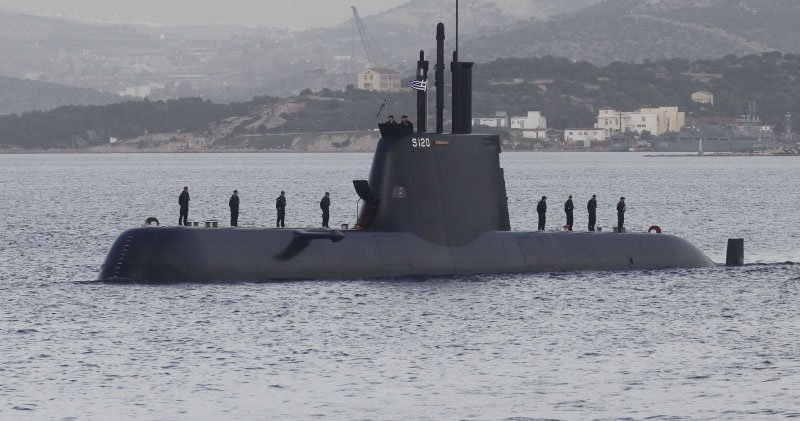 Πλοία και υποβρύχιο του Πολεμικού Ναυτικού στον Πειραιά - Υποδέχονται τον κόσμο [εικόνες] | iefimerida.gr 2