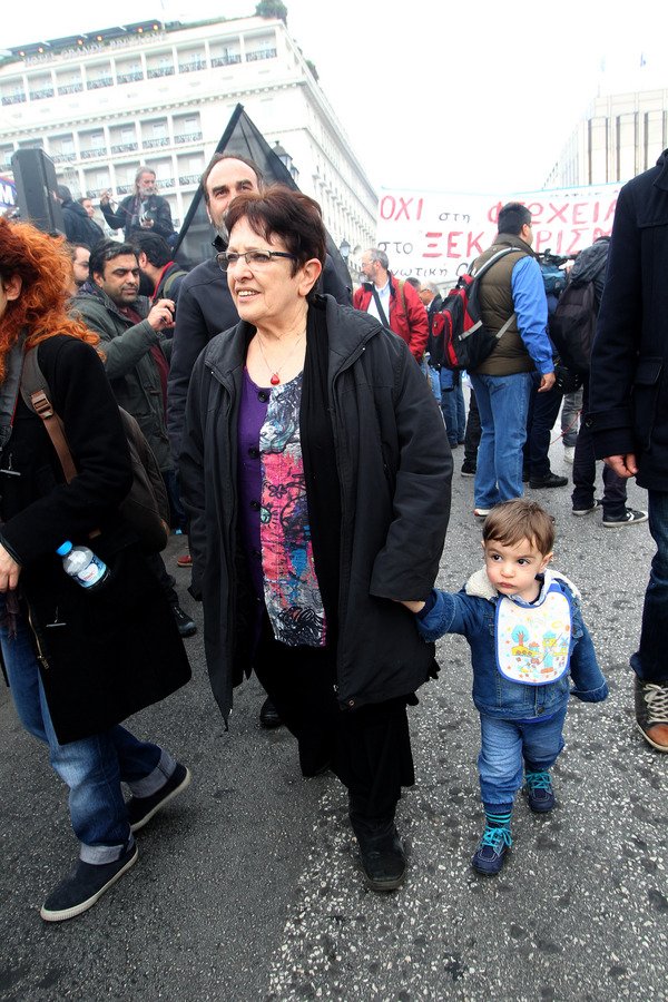 Η Αλέκα Παπαρήγα με απρόσμενη παρέα στην πορεία του ΠΑΜΕ [εικόνες] | iefimerida.gr 0
