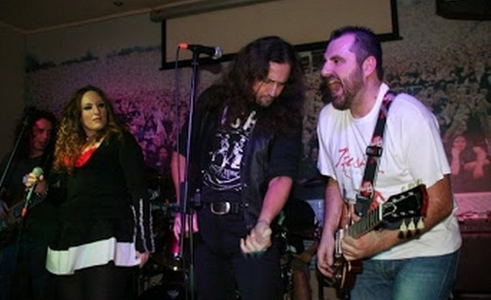 Αφησε τα ευαγγέλια για την κιθάρα -Η απίστευτη «μετάλλαξη» του Παπαροκά [εικόνες] | iefimerida.gr 1