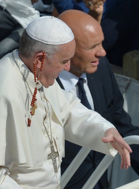 Ο Πάπας με σκουλαρίκι - Το ροζάριο που προσγειώθηκε στο αυτί του [εικόνες] | iefimerida.gr 0