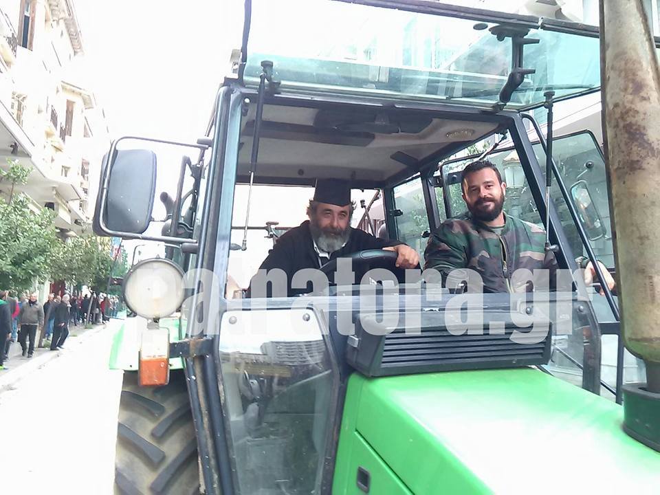 Viral: Παπάς με τρακτέρ «μπούκαρε» στην Πάτρα [εικόνες] | iefimerida.gr 0