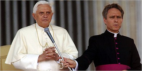 Διάσημος μπλόγκερ: Να γιατί ο Πάπας είναι γκέι [εικόνες] | iefimerida.gr 2