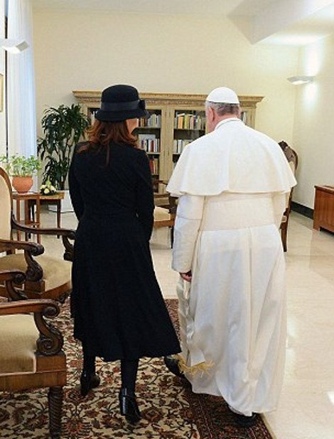 Νέα ήθη και έθιμα στο Βατικανό - Ο Πάπας κυκλοφορεί με τα παλιά φθαρμένα του μποτάκια [εικόνα] | iefimerida.gr 0