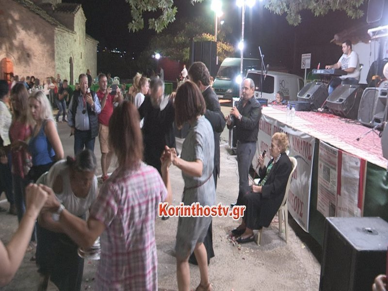 Νεμέα: Παπάς χόρεψε τσάμικο της Φιλιώς Πυργάκη σε γλέντι και εντυπωσίασε [εικόνες & βίντεο] | iefimerida.gr 1