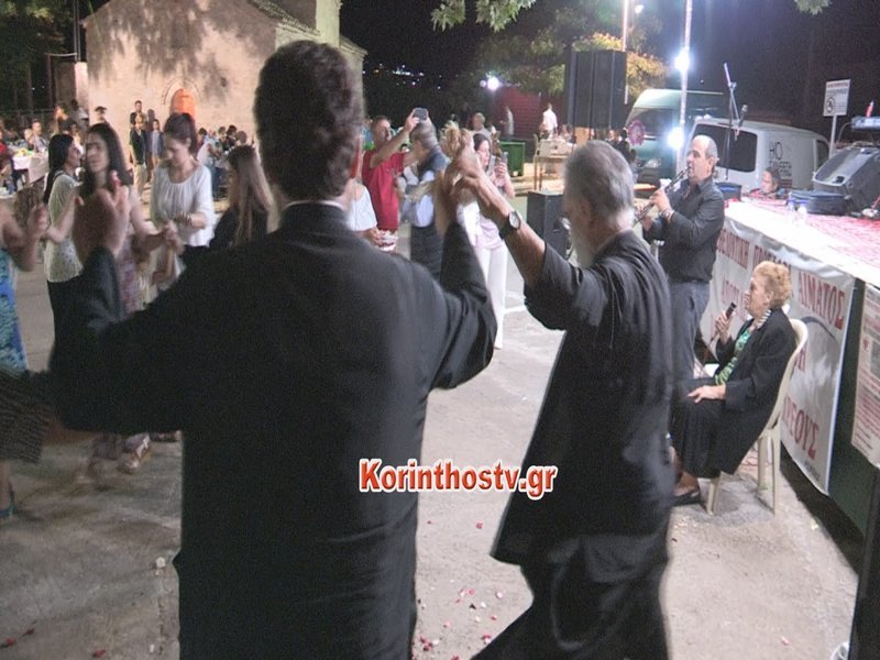 Νεμέα: Παπάς χόρεψε τσάμικο της Φιλιώς Πυργάκη σε γλέντι και εντυπωσίασε [εικόνες & βίντεο] | iefimerida.gr 2