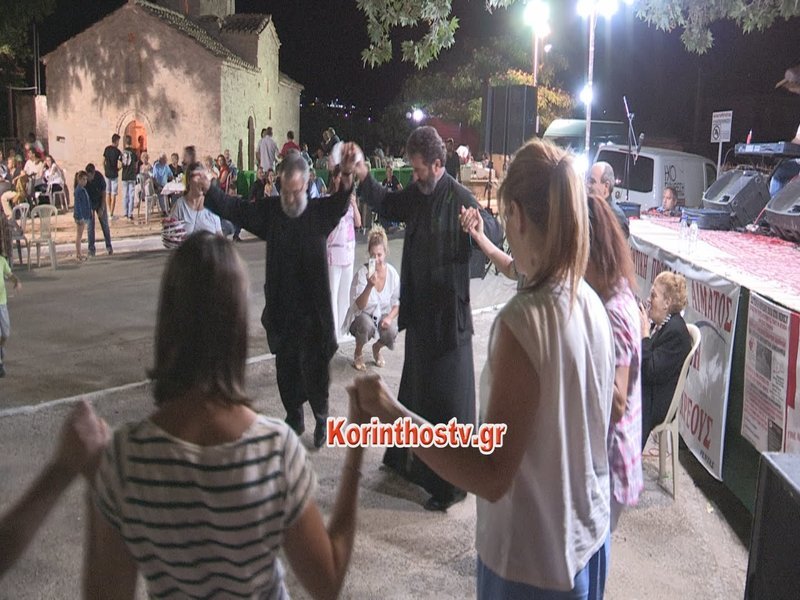 Νεμέα: Παπάς χόρεψε τσάμικο της Φιλιώς Πυργάκη σε γλέντι και εντυπωσίασε [εικόνες & βίντεο] | iefimerida.gr 3