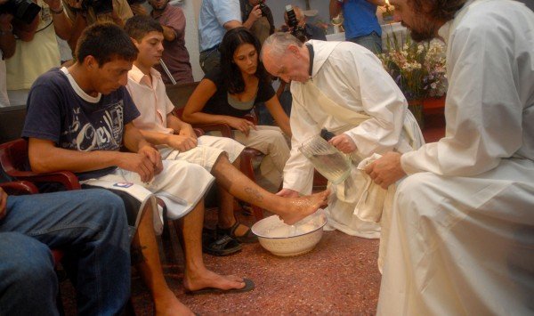 Ο Πάπας πλένει και φιλά τα πόδια ναρκομανών [εικόνες] | iefimerida.gr 0