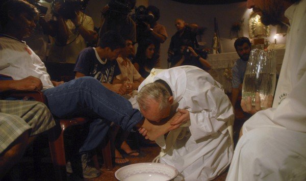 Ο Πάπας πλένει και φιλά τα πόδια ναρκομανών [εικόνες] | iefimerida.gr 2