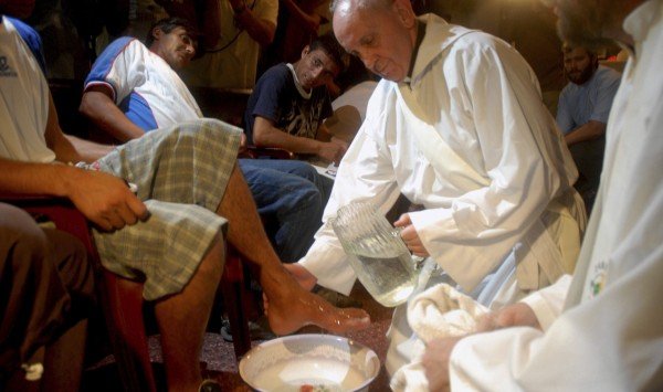 Ο Πάπας πλένει και φιλά τα πόδια ναρκομανών [εικόνες] | iefimerida.gr 3