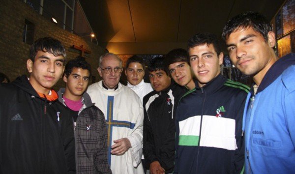 Ο Πάπας πλένει και φιλά τα πόδια ναρκομανών [εικόνες] | iefimerida.gr 4