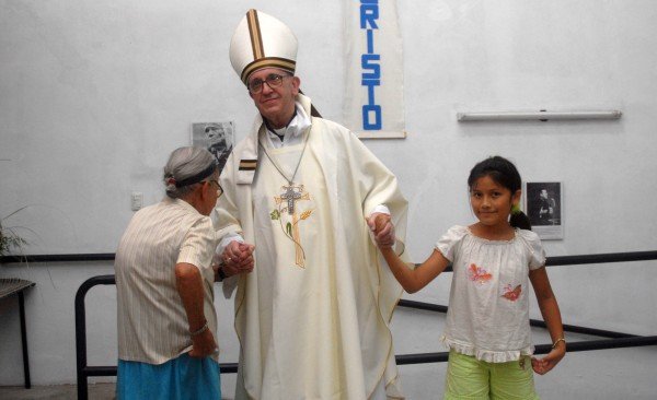 Ο Πάπας πλένει και φιλά τα πόδια ναρκομανών [εικόνες] | iefimerida.gr 5