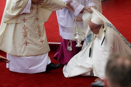 Ο Πάπας σκόνταψε και έπεσε σε τελετή στην Πολωνία -Πώς αντέδρασε [εικόνες & βίντεο] | iefimerida.gr 0