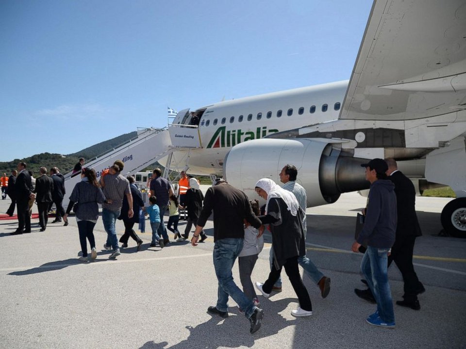 «Ο Πάπας μας έδωσε ξανά ζωή» -Συγκινημένοι οι πρόσφυγες που πήρε από την Ελλάδα [εικόνες & βίντεο] | iefimerida.gr 0