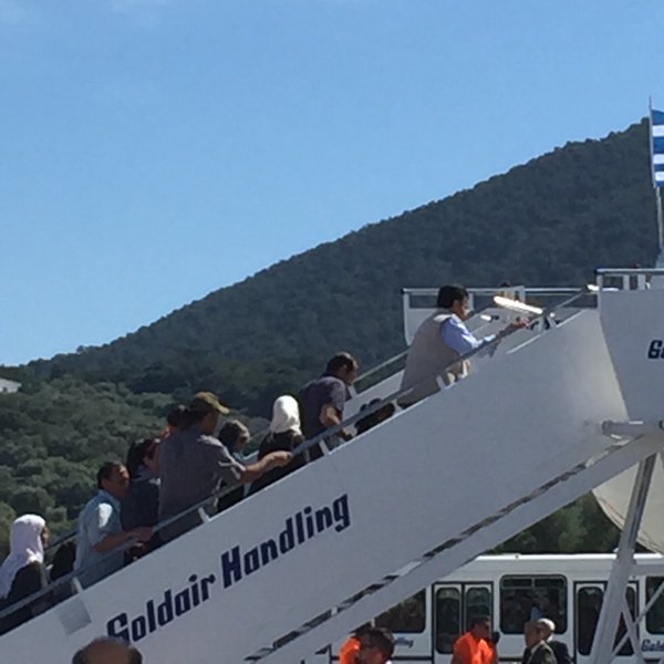 «Ο Πάπας μας έδωσε ξανά ζωή» -Συγκινημένοι οι πρόσφυγες που πήρε από την Ελλάδα [εικόνες & βίντεο] | iefimerida.gr 1