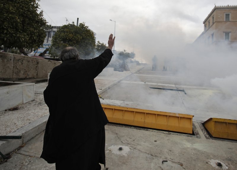 Ρασοφόρος προσπαθεί να... σταματήσει τα δακρυγόνα στο συλλαλητήριο [εικόνες] | iefimerida.gr 1