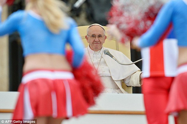 Το αμήχανο χαμόγελο του Πάπα όταν άρχισαν να χορεύουν μπροστά του τσιρλίντερ [εικόνες] | iefimerida.gr 0