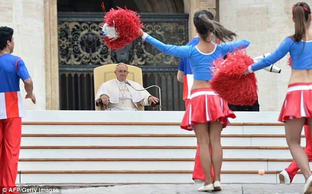 Το αμήχανο χαμόγελο του Πάπα όταν άρχισαν να χορεύουν μπροστά του τσιρλίντερ [εικόνες] | iefimerida.gr 1