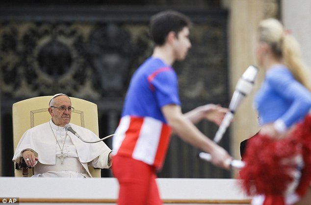 Το αμήχανο χαμόγελο του Πάπα όταν άρχισαν να χορεύουν μπροστά του τσιρλίντερ [εικόνες] | iefimerida.gr 2