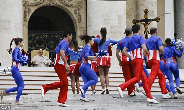 Το αμήχανο χαμόγελο του Πάπα όταν άρχισαν να χορεύουν μπροστά του τσιρλίντερ [εικόνες] | iefimerida.gr 4