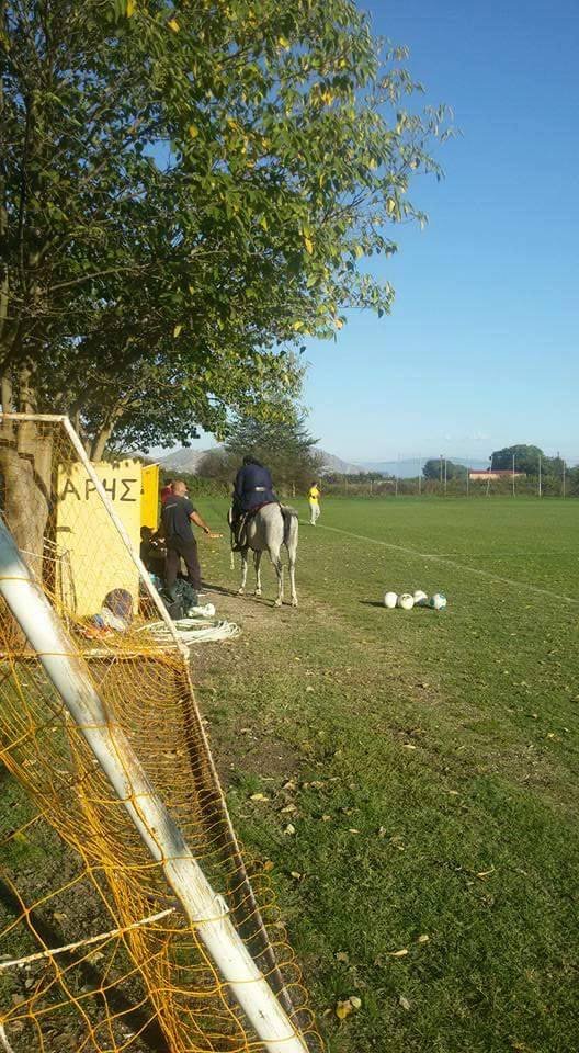 Λάρισα: Παπάς καβάλα σε άλογο εισβάλλει στο γήπεδο για να τα... ψάλει στον προπονητή [εικόνα] | iefimerida.gr 0