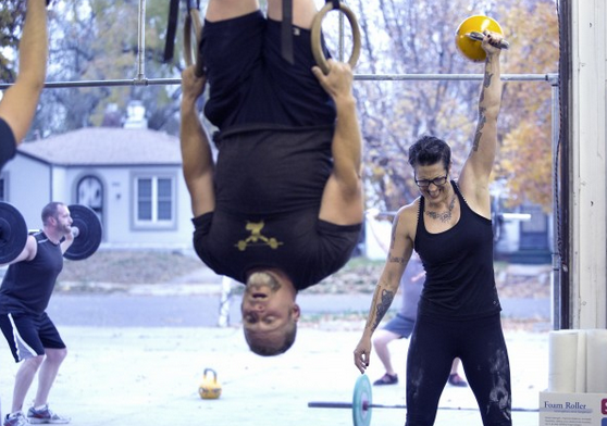 Μια ροκαμπίλι ιερέας, πρώην ναρκομανής και αλκοολική κηρύττει το Ευαγγέλιο με στενά t-shirt, τζιν και τατουάζ [εικόνες] | iefimerida.gr 5