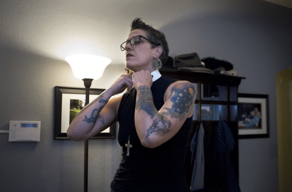 Μια ροκαμπίλι ιερέας, πρώην ναρκομανής και αλκοολική κηρύττει το Ευαγγέλιο με στενά t-shirt, τζιν και τατουάζ [εικόνες] | iefimerida.gr 4