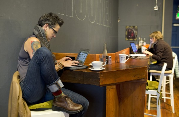 Μια ροκαμπίλι ιερέας, πρώην ναρκομανής και αλκοολική κηρύττει το Ευαγγέλιο με στενά t-shirt, τζιν και τατουάζ [εικόνες] | iefimerida.gr 6