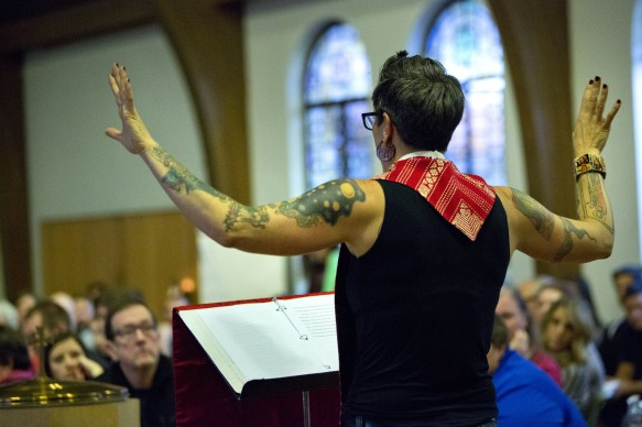 Μια ροκαμπίλι ιερέας, πρώην ναρκομανής και αλκοολική κηρύττει το Ευαγγέλιο με στενά t-shirt, τζιν και τατουάζ [εικόνες] | iefimerida.gr 3