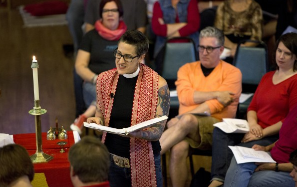 Μια ροκαμπίλι ιερέας, πρώην ναρκομανής και αλκοολική κηρύττει το Ευαγγέλιο με στενά t-shirt, τζιν και τατουάζ [εικόνες] | iefimerida.gr 2